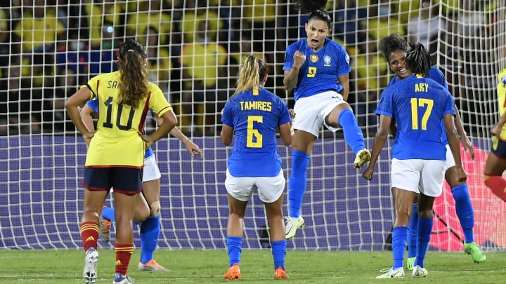 Debinha marcou de pênalti o único gol contra a Colômbia