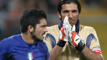 Italian goalkeeper Gianluigi Buffon (R)