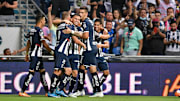 Jugadores de Rayados de Monterrey celebran un gol.