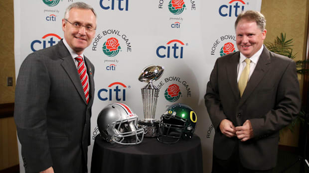 Ohio State head football coach Jim Tressel meets with Oregon head coach Chip Kelly at the Rose Bowl Game