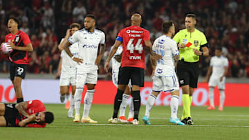 Rafa Silva foi expulso no primeiro lance do jogo contra o Furacão
