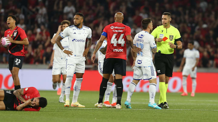 Rafa Silva foi expulso no primeiro lance do jogo contra o Furacão Rafa Silva foi expulso no primeiro lance do jogo contra o Furacão