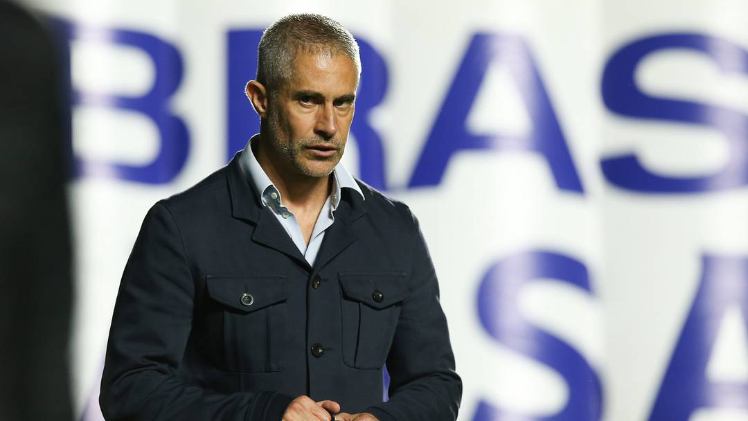 Sylvinho atesta falta de repertório ao fazer de Gustavo Mosquito sua terceira opção no Corinthians