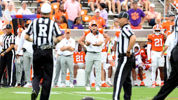Dabo Swinney arguing an offical’s call in Syracuse v Clemson game