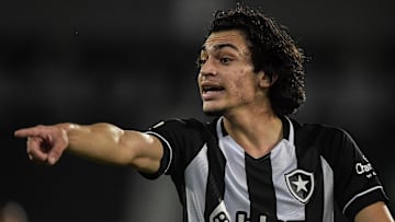 Matheus Nascimento renova com o Botafogo até 2025. 