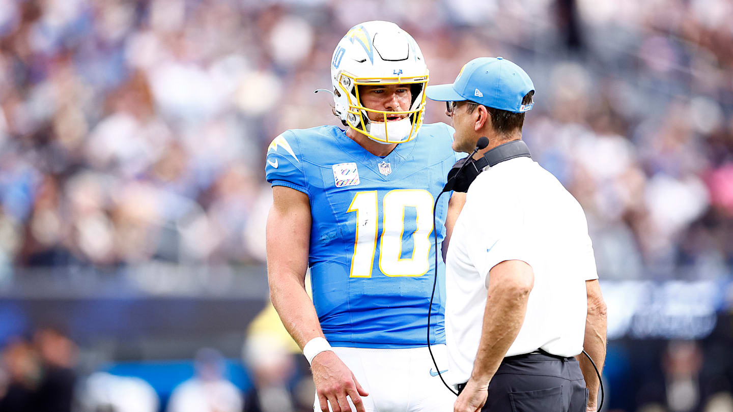 吉姆哈博 (Jim Harbaugh) 譴責閃電隊四分衛賈斯汀赫伯特 (Justin Herbert) 的不公平裁判