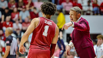 Head coach Nate Oats and Mark Sears #1 of the Alabama Crimson Tide discuss first half strategy against the Auburn Tigers at Coleman Coliseum on February 15, 2025 in Tuscaloosa, Alabama