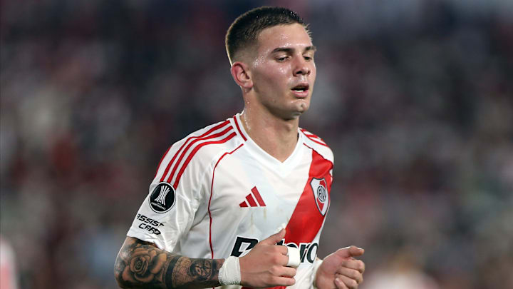 Franco Mastantuono pourrait se rapprocher du Real Madrid. Franco Mastantuono pourrait se rapprocher du Real Madrid.