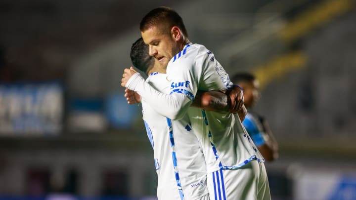 Cruzeiro venceu o Grêmio por 2 a 0 no Centenário, em Caxias do Sul Cruzeiro venceu o Grêmio por 2 a 0 no Centenário, em Caxias do Sul