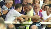 Luciano Spalletti en discussion avec le supporter insultant. 