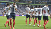 Jugadores de Monterrey celebran un gol.