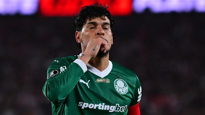 Zagueiro sofreu pancada no olho frente ao River