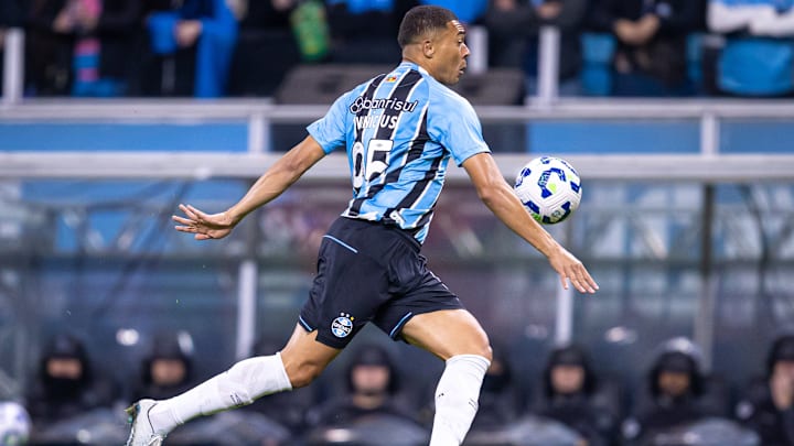 Carlos Vinícius é o grande destaque do ataque tricolor