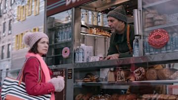 “Finance Bros” - When a Wall Street titan (Alan Ruck) is murdered after giving away his fortune, Elsbeth suspects the victim’s twin brother and business partner (also Alan Ruck) in a deadly case of sibling rivalry, on the CBS original series ELSBETH, Thursday, Feb. 6 (10:00-11:00 PM, ET/PT) on the CBS Television Network, and streaming on Paramount+ (live and on demand for Paramount+ with SHOWTIME subscribers, or on demand for Paramount+ Essential subscribers the day after the episode airs)*
