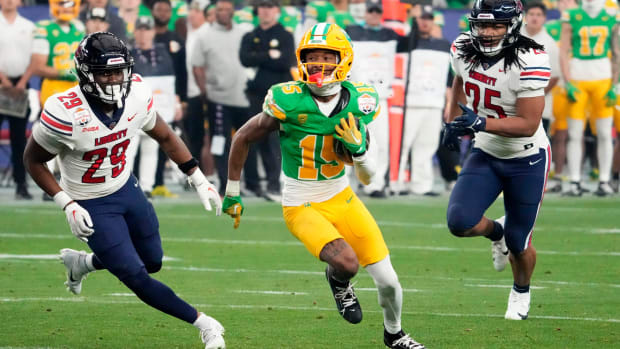 Oregon Ducks wide receiver Tez Johnson (15) carries the ball against Liberty Flames safety 