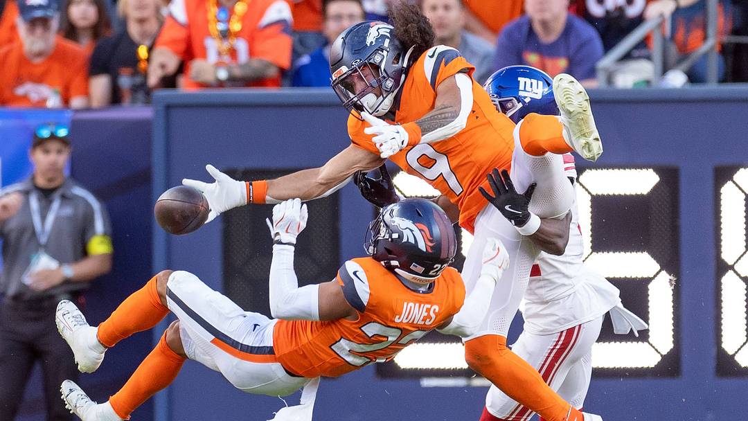 October 19, 2025, Denver, Colorado, USA: Broncos S TALANOA HUFANGA collides with teammate S BRANDON JONES going after a pass during the 2nd. Half at Empower Field at Mile High Sunday afternoon. Broncos beat the Giants 33-32. October 19, 2025, Denver, Colorado, USA: Broncos S TALANOA HUFANGA collides with teammate S BRANDON JONES going after a pass during the 2nd. Half at Empower Field at Mile High Sunday afternoon. Broncos beat the Giants 33-32.