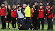 Jose Mourinho und Okan Buruk am Boden