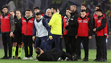 Jose Mourinho und Okan Buruk am Boden