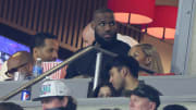 LeBron James y su esposa Savannah presenciando la final entre los Kansas City Chiefs y los Philadelphia Eagles