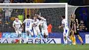 Jugadores de Cruz Azul celebran un gol ante Tigres UANL.