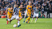 El jugador Avilés Hurtado dispara de penal.