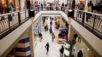 Last-Minute Shoppers Rush To Buy Holiday Gifts