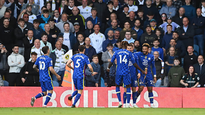 Para pemain Chelsea merayakan gol Mason Mount saat melawan Leeds United.