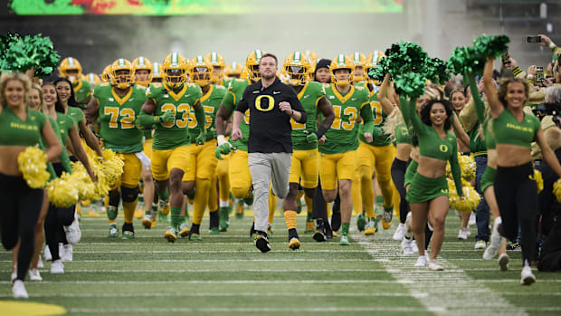 Oregon Ducks head coach Dan Lanning leads his team before the start of a game