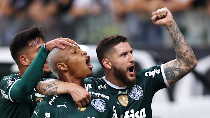 Palmeiras é o líder do Campeonato Brasileiro e encara o Flamengo, vice-líder Palmeiras é o líder do Campeonato Brasileiro e encara o Flamengo, vice-líder