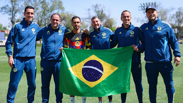Vinicius Lima y André Jardine, junto a su cuerpo técnico, posan con la bandera de Brasil en las instalaciones del América