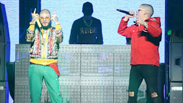 Bad Bunny y Farruko compartiendo escenario en Las Vegas At T-Mobile Arena