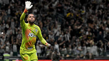 Everson fez sinal de "tchau" após garantir a festa atleticana