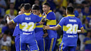 Jugadores de Boca Juniors celebran un gol ante Colón.