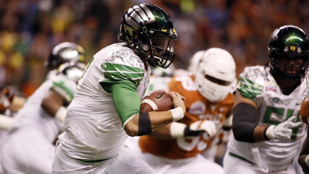 Oregon Ducks quarterback Marcus Mariota (8) runs with the ball during the first half against the Texas Longhorns at Alamo Dom