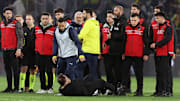 Okan Buruk en el suelo luego de que José Mourinho lo agarrara de la nariz tras el partido del Fenerbahçe vs. Galatasaray 