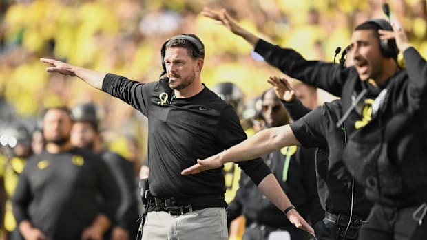 Oct 26, 2024; Eugene, Oregon, USA; Oregon Ducks head coach Dan Lanning signals to the defense vs. Illinois.