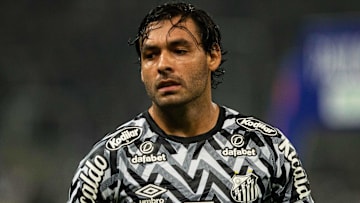 Ricardo Goulart busca o primeiro gol com a camisa do Peixe