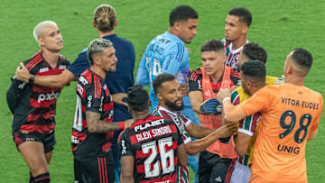 Luiz Araújo foi um dos envolvidos em confusão no clássico