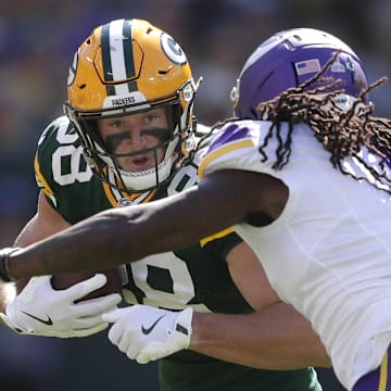 Green Bay Packers tight end Luke Musgrave takes on Minnesota Vikings cornerback Shaquill Griffin last season.