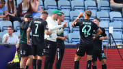 Werder-Coach Ole Werner (m.) gibt Anweisungen an seine Spieler