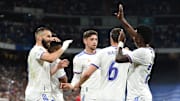 Karim Benzema celebrando un gol con Vinicius Junior