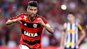 Léo Moura já defendeu o Flamengo e o Botafogo em sua carreira. 