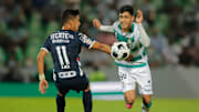 Maximiliano Meza y Omar Campos en la pelea de un balón.