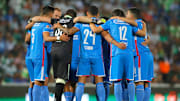 Jugadores de Cruz Azul previo a un partido ante Santos Laguna.