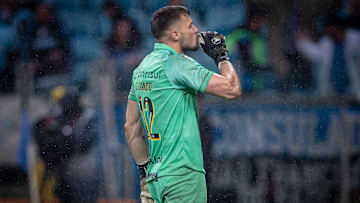 Grando deve voltar ao gol antes da estreia de Weverton