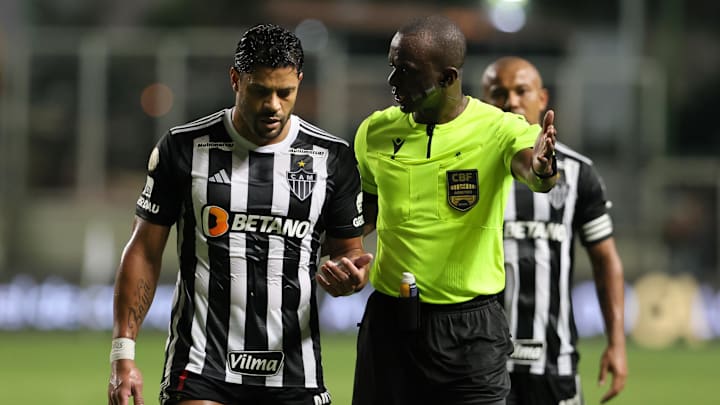 Hulk foi flagrado conversando com Artur Jorge ao final do jogo