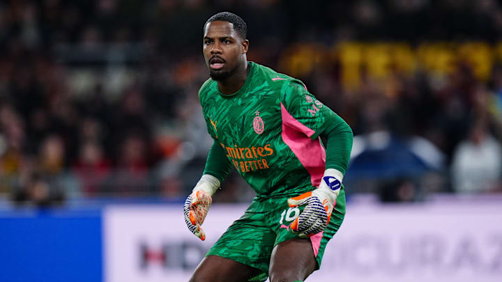 Mike Maignan bleibt Milan treu