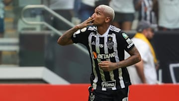 Deyverson perdeu pênalti, mas se redimiu com gol