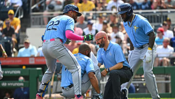 Amed Rosario sufrió un pelotazo en la cabeza ante los Piratas 