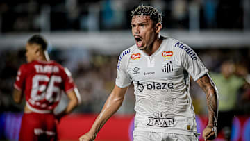 Tiquinho Soares foi eleito o melhor em campo na Vila